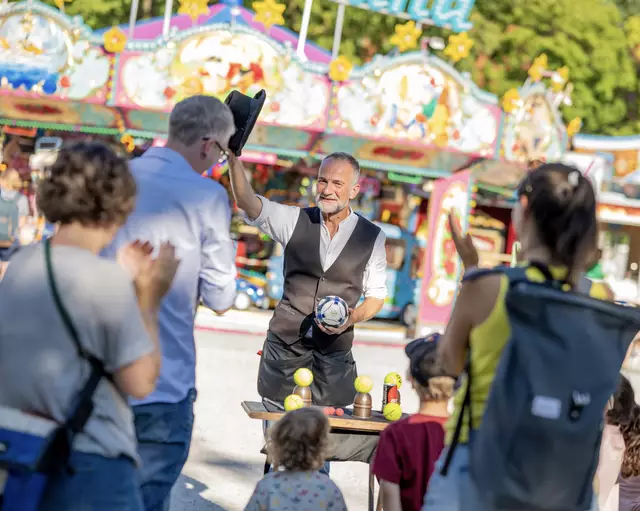 Auch Münchens letzter Straßenzauberer Romagie kommt zum Tag der offenen Tür am 12. Juli im ADAC Testzentrum Mobilität in Penzing.  | Foto: hirnerphotography