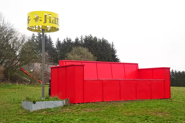 diese Rote Sofa stellt ein Requisit aus der Benneckensteiner Waldbühne dar (Archivbild)