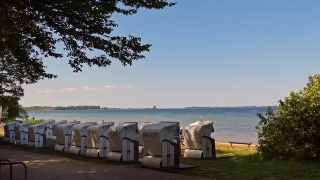 Am Strand der Wismarbucht stehen Strandkörbe für Urlauber und Tagesgäste bereit. Foto: Helmut Kuzina
