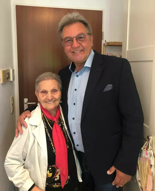 Reinhold Dempf, Zweiter Bürgermeister, gratuliert Gilda Guttoriello persönlich zum 95. Geburtstag im betreuten Wohnen in Gersthofen. | Foto: Stadt Gersthofen