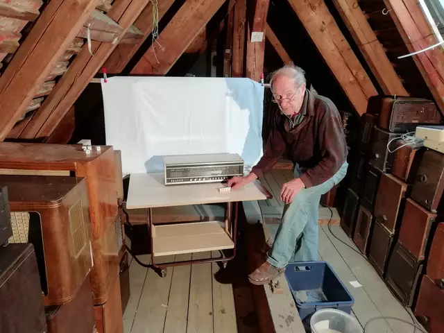 Willi Kempter erstellte auch die Geräte-Inventarsliste. Über 2100 Geräte hat er für das Radio- und Telefonmuseum Wertingen fotografiert und inventarisiert - eine Mamutaufgabe. Auf dem Bild: Willi Kempter beim Inventarisieren im Dachboden des Radio- und Telefonmuseums. - Danke dafür. | Foto: Otto Killensberger