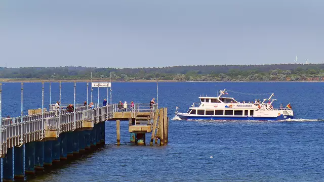 In der Nähe der Seebrücke verläuft das Fahrwasser, so dass das Rundfahrtschiff nahe an der Aussichtsplattform vorbeifährt. Foto: Helmut Kuzina