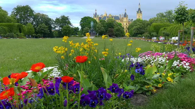 Aus tiefer Perspektive bietet sich im Schlossgarten eine schöne Sichtachse zum Schloss. Foto: Helmut Kuzina