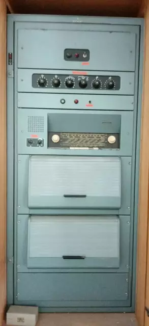 Dieser Schul-Rundfunk-Musikschrank mit Plattenspieler, Tonband stammt von Siemens und tat in Schwäbisch Gmünd in der Schule jahrelang seinen Dienst. Durchsagen an alle Klassen und Musikseinspielungen in alle Schulräume waren damit möglich. Heute steht es im Radio- und Telefonmuseum Wertingen. | Foto: Otto Killensberger
