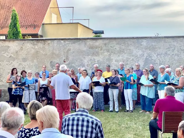 An gewohnter Stelle: Der Kammerchor Friedberg im Innenhof der Stadtverwaltung | Foto: Kammerchor Friedberg