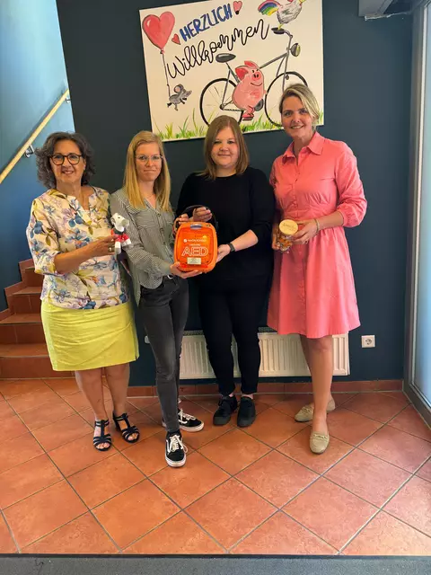 (von links) Nilgün Özel, Andrea Klöver, Corinna Schrameyer und Christina Schulze Föcking MdL | Foto: DRK Westfalen-Lippe