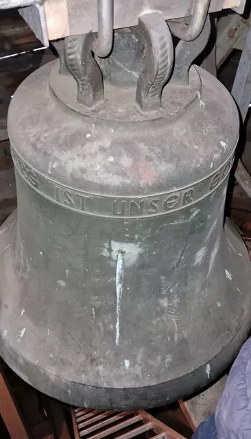 Glockeninschrift:
,,Ein feste Burg ist unser Gott", 
sie ist die Glaubensglocke.
1956 von Glockengießer Rincker in Sinn gegossen
