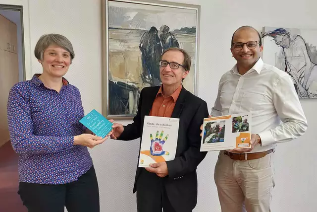 Werner Mortiz (Mitte), Geschäftsführer der Kolpingstiftung-Rudolf-Geiselberger, bedankte sich bei Ssabrina Tiedtke (links) von der Kolpingsfamilie Füssen und bei Pater Joshi von der Pfarreiengemeinschaft Füssen für die Spende.