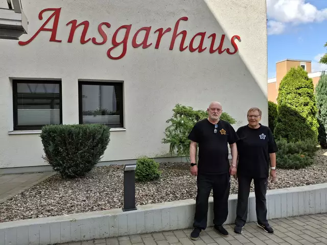 Qi Gong im Ansgarhaus: Sakura-Mitglieder Helmut Fuchs und Elisabeth Milzner