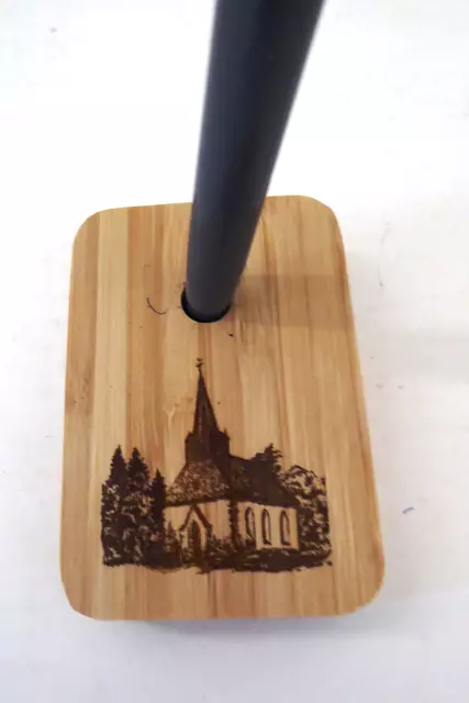 Ein Stifthalter mit der früheren Außenansicht der evangelischen Marienkirche (bis 2017).