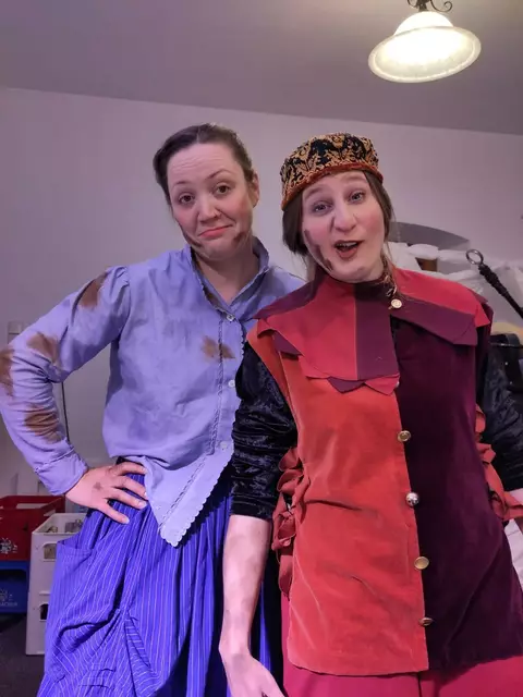 Wer wissen will in welche Brühe die beiden geflogen sind, der sollte sich Shakespeares´s "Der Sturm" nicht entgehen lassen. Im Bild: Birgit Vogt als Kellermeisterin Stephana und Emma Oberacher als Hofnärrin Trincula. | Foto: Veronika Soier