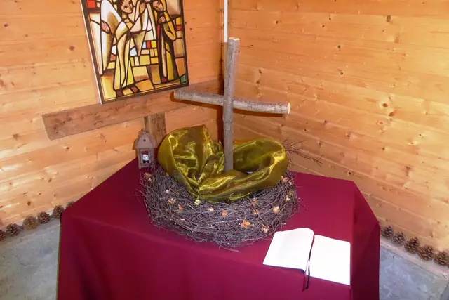 Der Altar mit einem Andachtsbuch.
