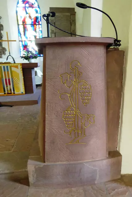 Die Kanzel aus Sandstein wurde 1958 von Horst Jaritz, Jesberg, gefertigt.