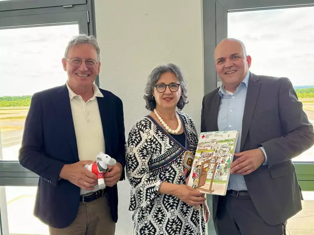 (von links) Herbert Temborius (Vizepräsident DRK-Kreisverband Paderborn), Nilgün Özel (Vizepräsidentin DRK-Landesverband Westfalen-Lippe) und Roland Hüser (Geschäftsführer Flughafen Paderborn-Lippstadt.) | Foto: DRK Westfalen-Lippe