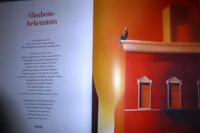 Auf einem Pult neben dem Eingang liegt ein bebildertes Buch mit Gebeten  (Éric Puybaret - Gebete).
