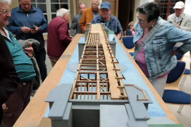 Besucherinnen und Besucher bestaunen das große Modell der Wiebeking-Brücke.  | Foto: Peter Kellermann 