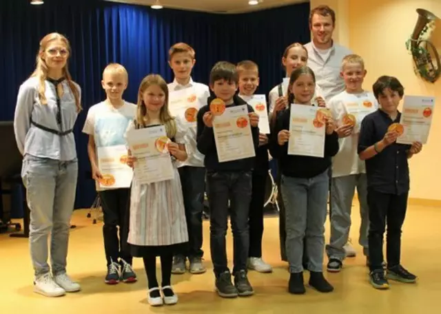 Strahlende Gesichter gab es bei der Übergabe der Urkunden für die bestandene Junior 1 Prüfung.