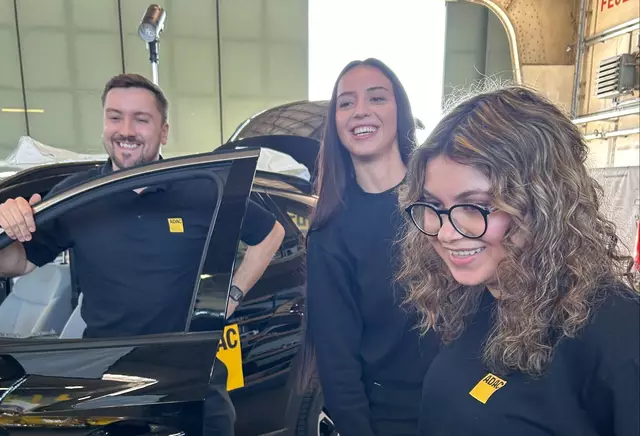 Medina Catovic (Mitte) aus Landsberg am Lech wurde für eine Karriere-Kampagne des ADAC im Testzentrum Mobilität in Penzing fotografiert. Links Versuchsingenieur Frederik Göbel, rechts Praktikantin Karina Notz. | Foto: ADAC/Markus Dehm