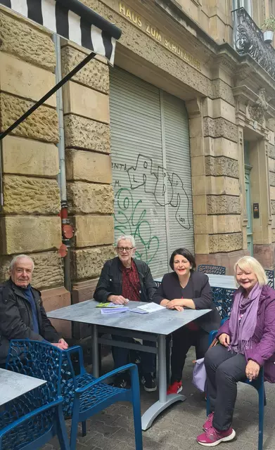 Abraham Dzialowski, Hans Robert Hiegel, Frankfurts Stadtverordnetenvorsteherin Hilime Arslaner, Ulrike Hegmann vor ehemaliges Kakao- und Kaffeehaus Nussknacker im Haus zum Schutzengel