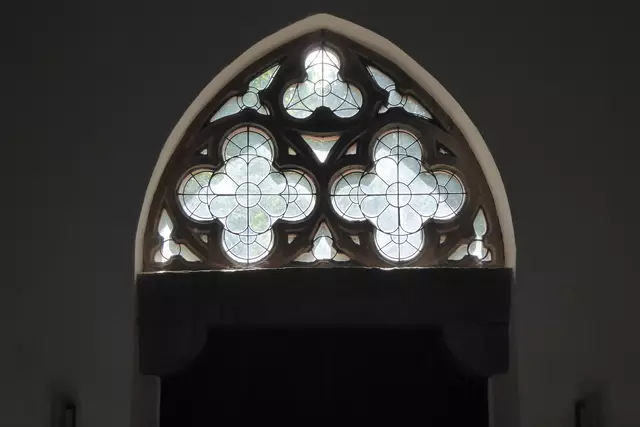 Fensterbogen über dem heutigen Eingangsportal.