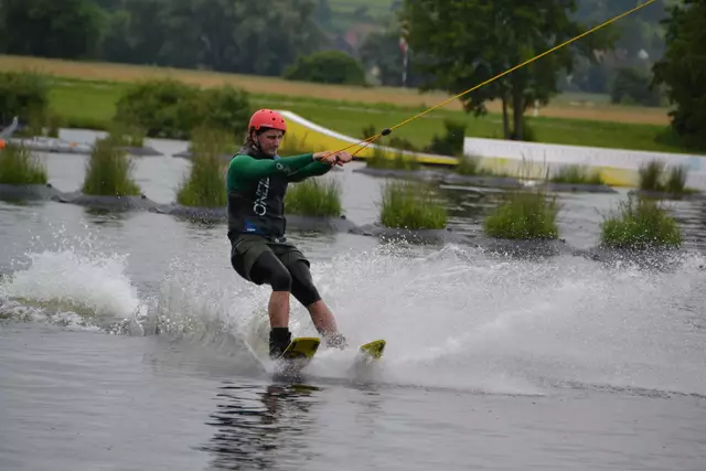 Ein tolles Erlebnis verspicht das gemeinsame Wasserskifahren am 20.07.2025 im "Turncable" in Thannhausen.