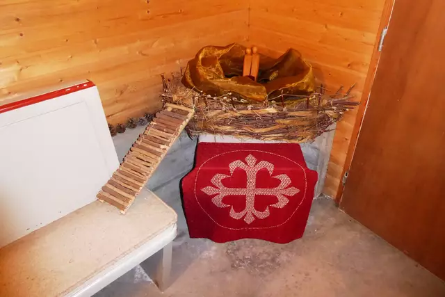 Ein Menschenpaar in einer Arche mit einem Ausstieg zu einer Kirchenbank.