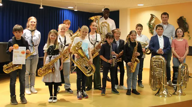 Unter dem kräftigen Beifall des zahlreichen Publikums stellten sich die Musiker zum Erinnerungsfoto.