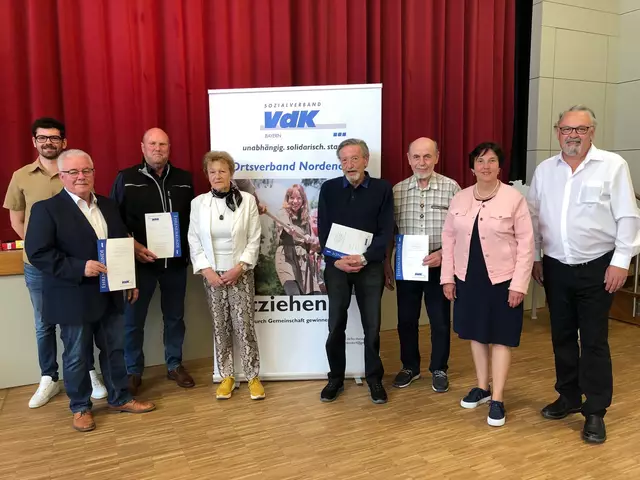 Foto: Die Geehrten mit dem Vorsitzenden Franz Dlouhy (rechts), Bürgermeisterin Christine Gumpp (rosa Jacke) und Michael Fohr (hintere Reihe links) von der Geschäftsstelle in Donauwörth.