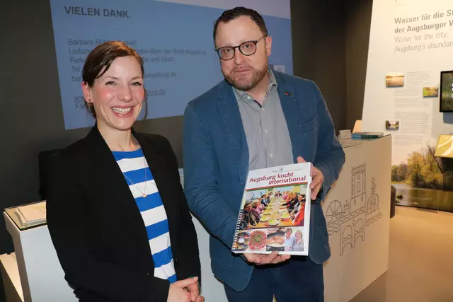 Augsburg kocht international Buch überreicht Matthias Fink Frau Barbara Bühler-Karpati  als Dankeschön für den informativen Vortrag | Foto: Marianne Stenglein