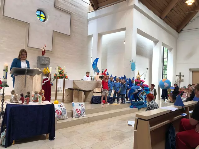 Foto: Daniela Leser, Leiterin des Kinderhauses Pusteblume, eröffnete mit ihrer Begrüßung und kurzen Ansprache den Wortgottesdienst in St. Ulrich in Ellgau.