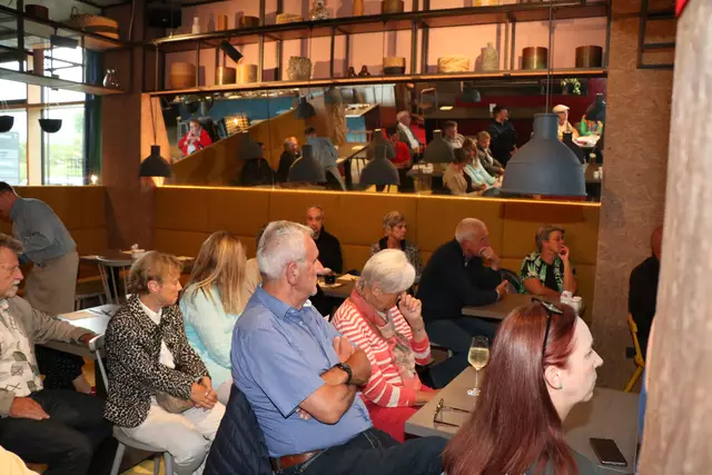 Westhouse Talk - hier sehr interessierte  Augsburg International Mitglieder   | Foto: Marianne Stenglein