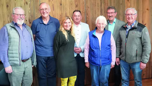 Von links, Hermann Vitzthum (65 Jahre), Ekkehard Schindele (30 Jahre), Daniela Junk, Betriebsrätin Postbank, Gerald Wenzke, Vertrauensperson Schwerbehinderte, Edeltraud Manka (50 Jahre), Gustl Fischer, Vorsitzender und Wilhelm Schwarzwalder (50 Jahre).