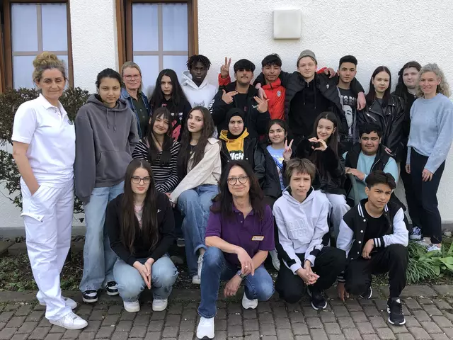 Foto: Die Deutschklasse der Mittelschule Meitingen besuchte mit ihrer Lehrerin Ines Brinker (rechts) die Seniorinnen und Senioren im Laubenbach in Meitingen und überbrachte eine kleine Osterfreude. 