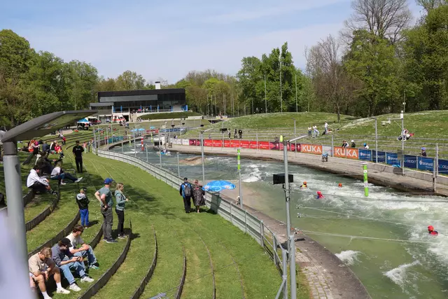 Blick auf den Eiskanal in Augsburg (mit Wasser im Olympiakanal) | Foto: Marianne Stenglein