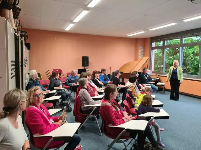 Foto: Elisabeth Havelka, erfahrene Musikerin und Chorleiterin, sang mit den Anwesenden im Musiksaal der Mittelschule Meitingen Lieder vom Frieden und für die Demokratie.