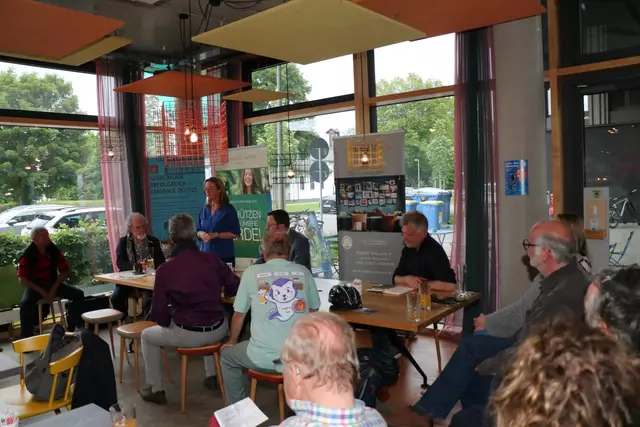 Westhouse Talk - hier sehr interessierte  Augsburg International Mitglieder   | Foto: Marianne Stenglein