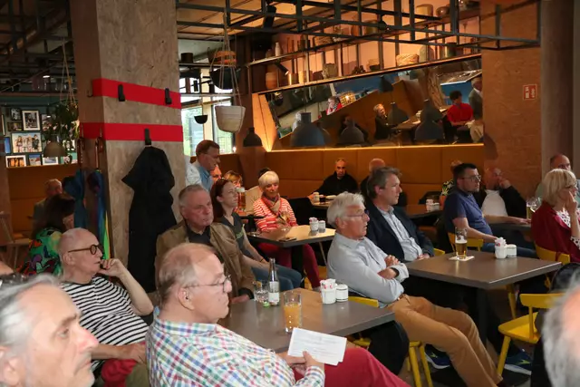 Westhouse Talk - hier sehr interessierte  Augsburg International Mitglieder   | Foto: Marianne Stenglein