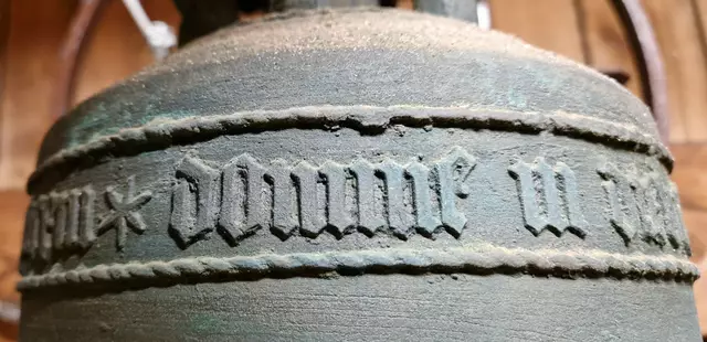 Inschrift der ältesten Glocke von der Kirche Hatzfeld-Eifa lautet:
da pacem *  domine in diebus nostris anno * dni xv viiii
Schenke Frieden, Herr, in unseren Tagen, im Jahr 1509