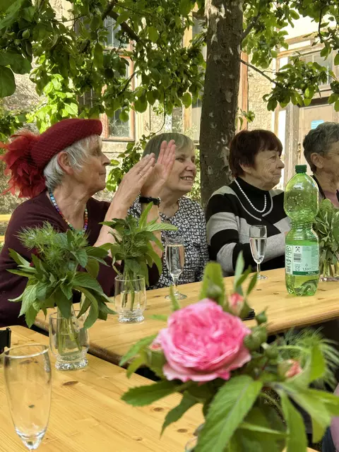 Jedes Jahr sorgt Lesepatin Anke Wolf  - nicht im Bild - für geschmackvollen Blumenschmuck aus ihrem Garten. 