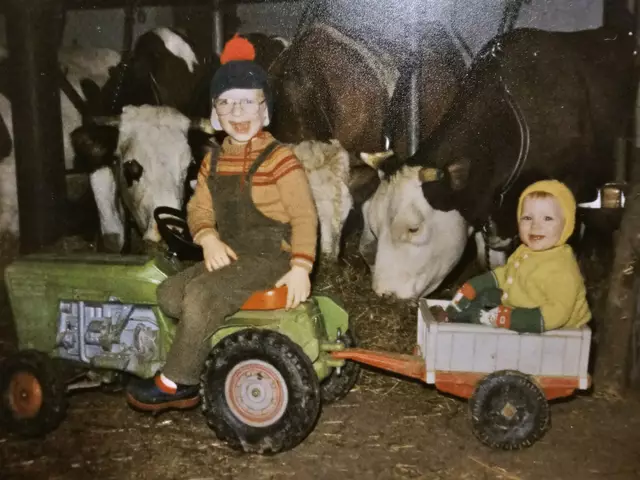 Die kleine Verena mit Bruder Stefan im Kuhstall - was war das für eine schöne Kindheit. | Foto: Verena Beese