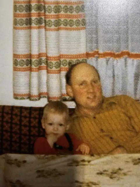 Die kleine Verena mit ihrem Opa, dem Frauenstetter Landwirt Georg Eser, der jahrzehntelang als Gemeinderat, Wegbaumeister und Kirchenpfleger aktiv war. | Foto: Verena Beese