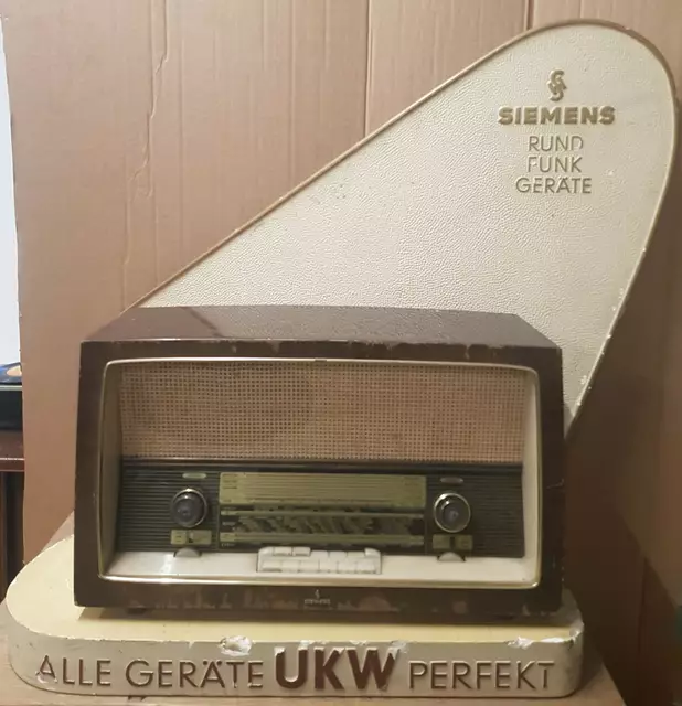 Ein Präsentationspodest für Siemens UKW Geräte aus den 50er Jahren. Hier der Siemens Standart Super TYP RC 10, Inventarnummer 2414. | Foto: Otto Killensberger