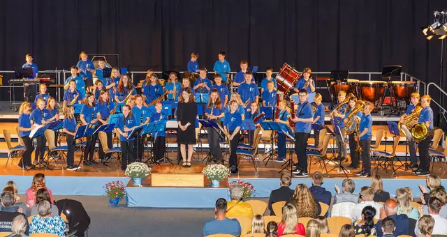 Spielfreudig präsentierte sich das Vororchester der Stadtkapelle Wertingen unter der Leitung von Lea Lernhard und wurde vom Publikum mit viel Beifall gefeiert.