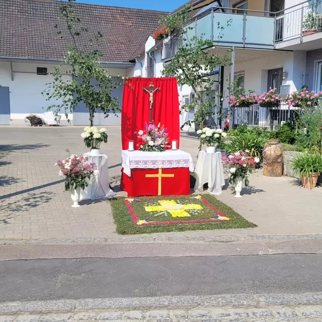 Fronleichnamsaltar auf dem elterlichen Hof in Frauenstetten, den Blumenteppich gestaltete Verena Beese. | Foto: Verena Beese