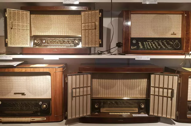 Siemens hat viele Radios als "Schatulle" produziert. Das Radio- und Telefonmuseum Wertingen besitzt leider nur zwei davon. Die Mittlere und die Kleine. Es fehlt noch in der Sammlung: die Siemens Schatulle-51 SB700W; Dreiröhren-Schatulle 53WL; Siemens Schatulle Spitzensuper SB 780. Vielleicht hat ja jemand diese Geräte und spendet sie dem Radio- und Telefonmuseum Wertingen. | Foto: Otto Killensberger