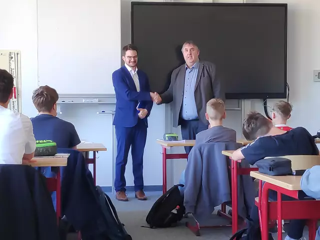RSD Peter Hüttl bedankt sich bei MdL Manuel Knoll für seinen Vortrag
vor der Klasse. | Foto: Donau-Realschule Lauingen