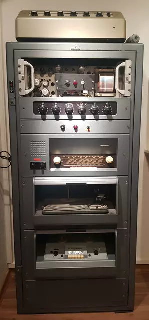 Für die Schulen von Siemens extra hergestellt: ein Schulrundfunk-Schrank mit Radio,Tonband, Schallplattenspieler und Mikrofon zur Durchsage. | Foto: Otto Killensberger