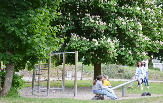 In der langen Mittagspause toben die Kinder in der frischen Luft und pflegen Freundschaften. Hier tanken sie Energie für den Nachmittag. | Foto: Ramona Nahirni-Vogg