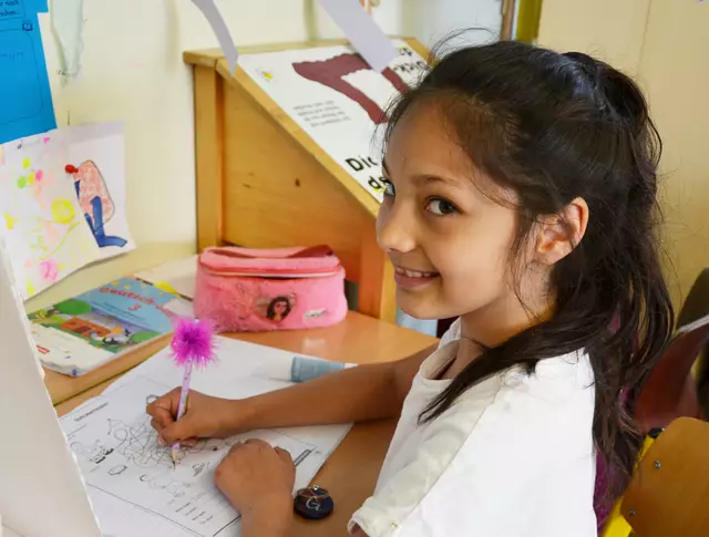 Georgiana arbeitet gerne für sich – während sich Klassenkameraden im Musikzimmer kreativ austoben. | Foto: Ramona Nahirni-Vogg
