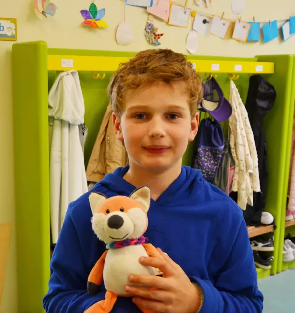 Ferdi Fuchs ist das geliebte Klassenmaskottchen der 3b: Manuel, Jakob und Damian sind stolz ein Teil der Klasse zu sein.   | Foto: Ramona Nahirni-Vogg